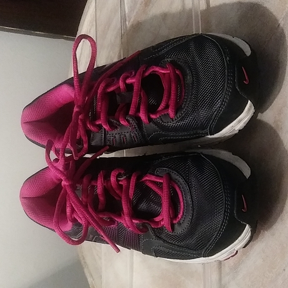 Women's, Nike Air Retaliate2, Sz: 7, Color: Black and Berry Athletic Shoe - Picture 2 of 9
